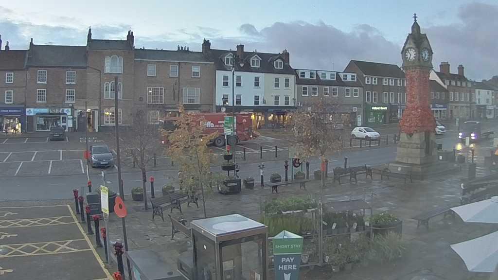 Thirsk webcam overlooking the Market Place